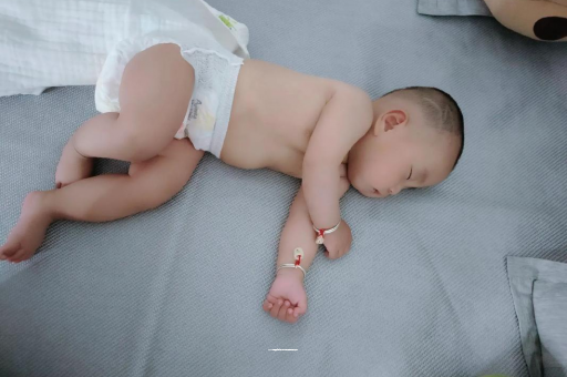 东明三个月宝宝抬头不稳 东明三个月宝宝抬头不稳